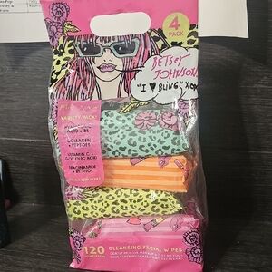 Betsey Johnson Vibrant Facial Wipes Pack